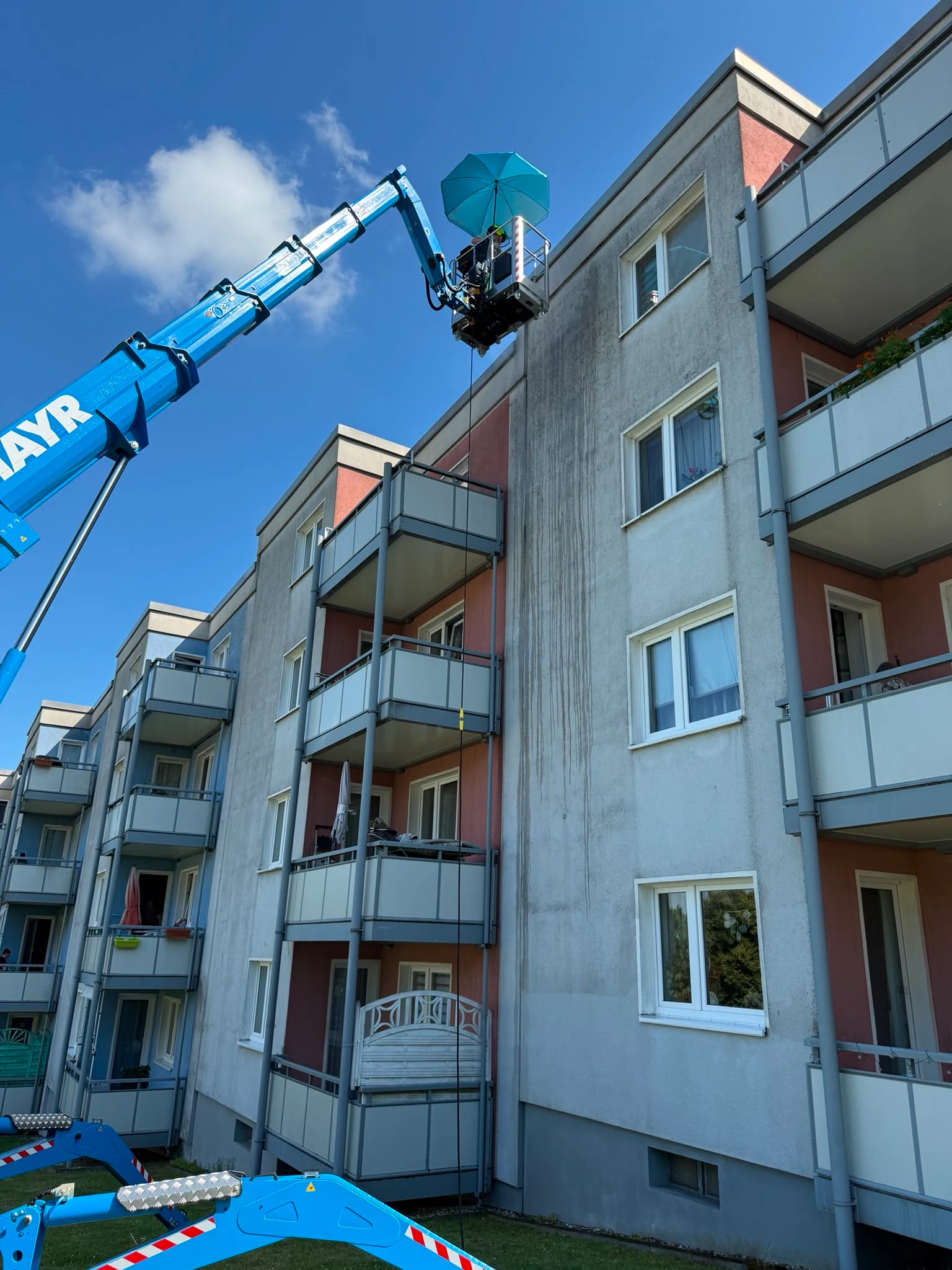 Fassaden- und Glasreinigung im Einsatz – JS Dienstleistungen GmbH