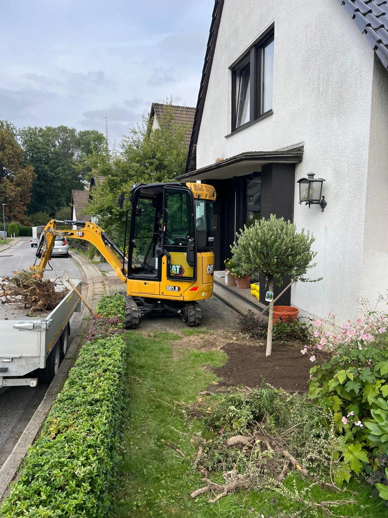 Garten- und Landschaftsbau-Einsatz vor einem Einfamilienhaus