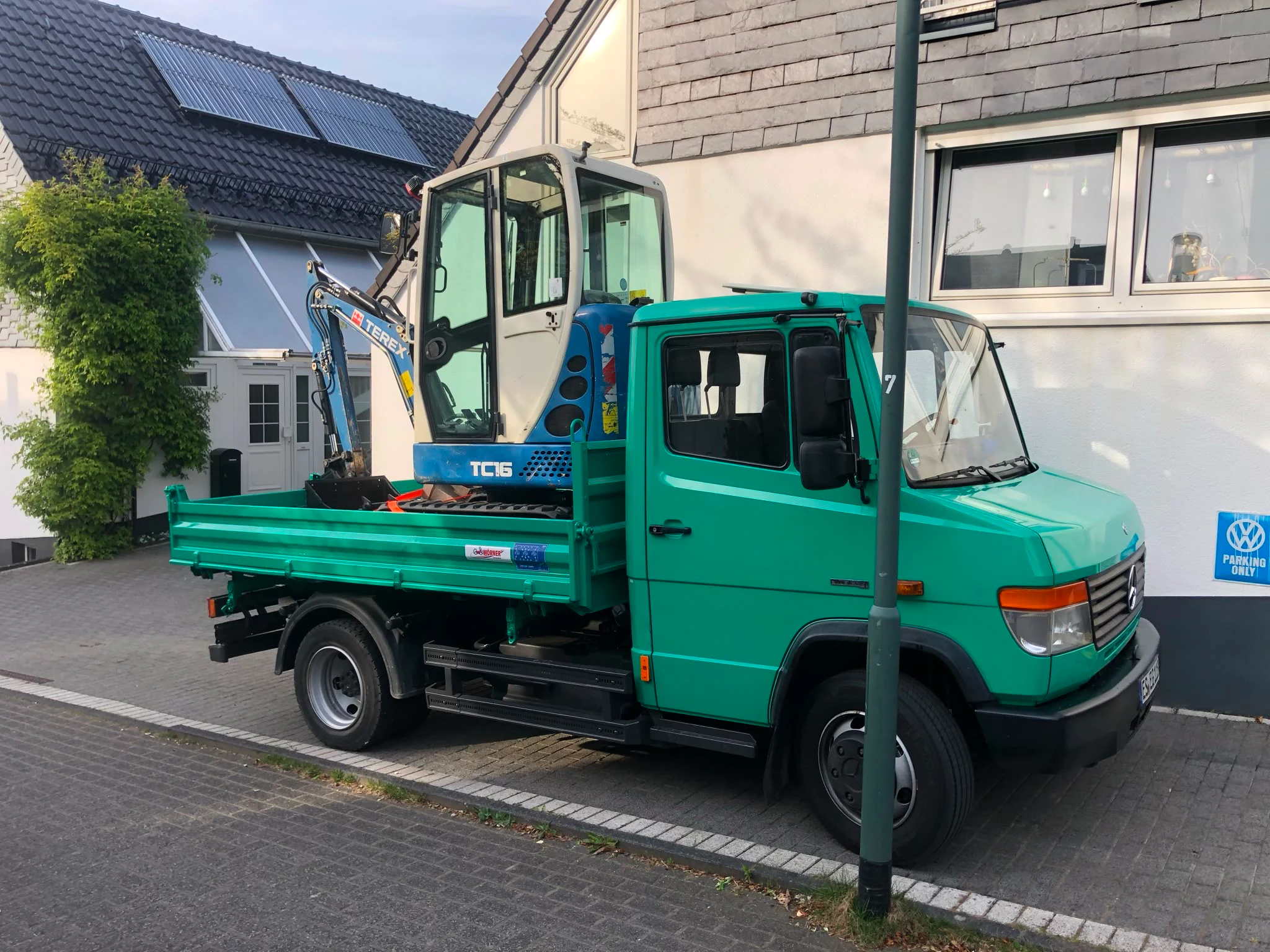 Pritschenwagen von JS Dienstleistungen GmbH mit Minibagger – die ersten eigenen Maschinen